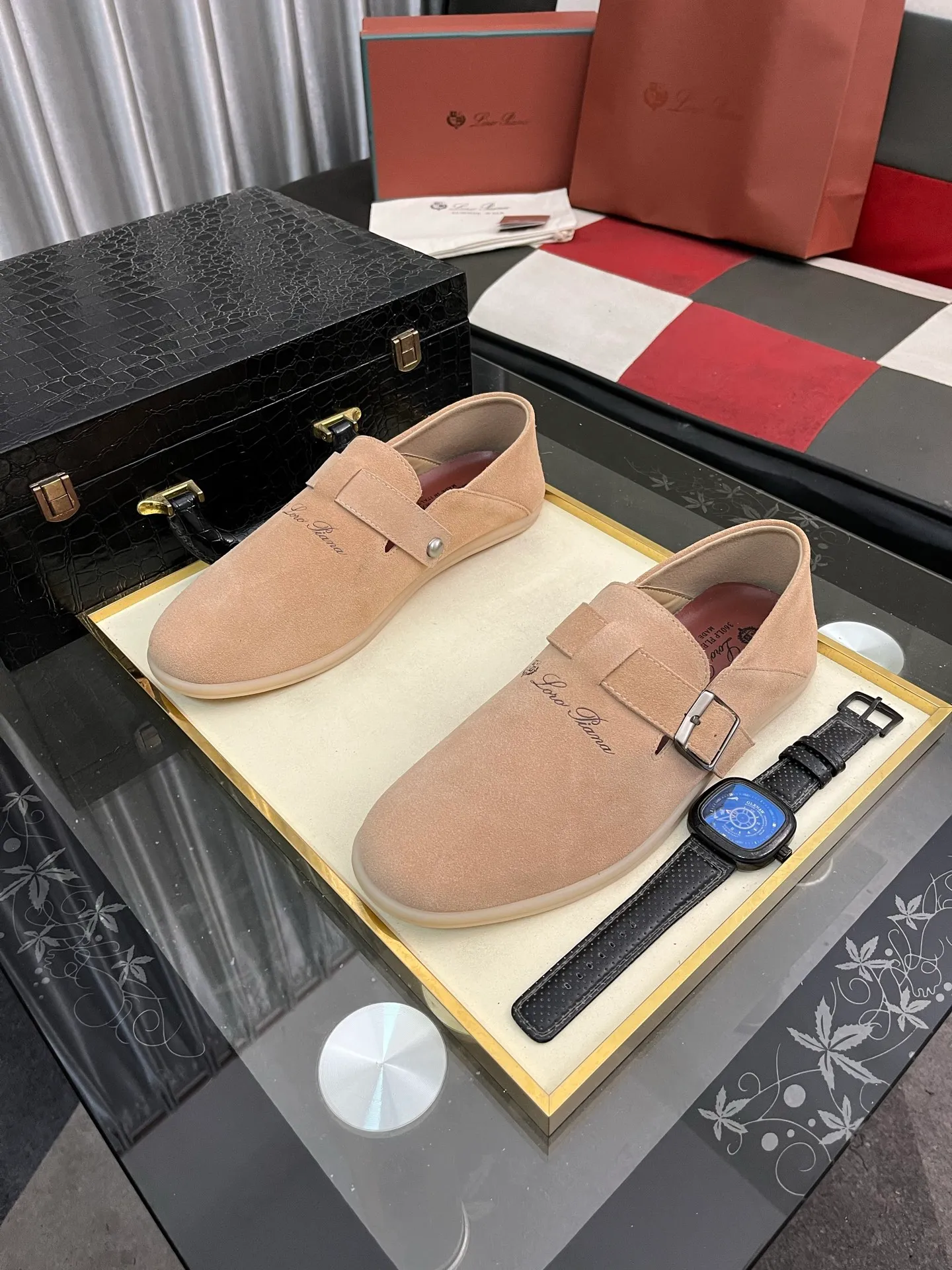 Men's men's shoes 💰458⌚️⌚️ Loro Piana's classic hot model lp top version of Pili casual shoes. It turns out that these are the casual shoes that are said to be able to walk 20,000 steps without getting tired. This pair has both good looks and feel. You will be completely lost as soon as you put it on. The minimalist design is eye-catching and durable, and it is a bonus for dressing. The soft feeling on the feet has outstanding texture, and it is very nice without abrasion on the feet. The soft and waxy soles make it easy to wear for daily use for a long time. Who can resist a pair of versatile and good-looking loafers? Don't be too elegant at all, the feel and texture of the feet are good, the key is to make the legs look longer and not tire the feet, the main thing is that it is just right!        Material: Original cowhide Lining: Original sheepskin Outsole: Original sole Size: 38-44